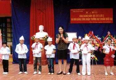 Lãnh đạo Phòng Giáo dục - Đào tạo huyện Trấn Yên trao học bổng cho những học sinh nghèo vượt khó của Trường Tiểu học Tân Đồng.