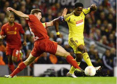 Tiền vệ Steven Gerrard (trái, Liverpool) truy cản tiền đạo Samuel Eto'o của Anzhi Makhachkala.