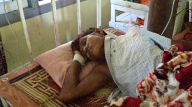 Một người đàn ông bị thương nằm ở một bệnh viện Sittwe, Rakhine.