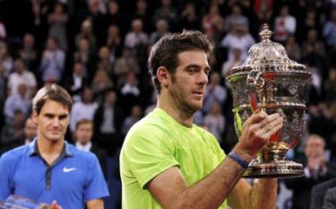 Del Potro với chiếc Cúp vô địch Giải trong nhà Thụy Sĩ.