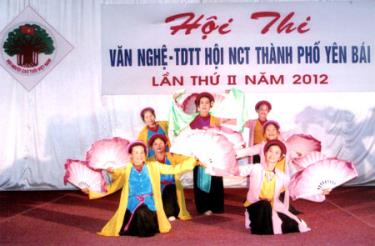 Tiết mục múa quạt tại Hội thi Văn nghệ - TDTT Hội NCT thành phố Yên Bái năm 2012.