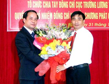 Đồng chí Tạ Văn Long tặng hoa chúc mừng đồng chí cục trưởng cục thống kê tỉnh Yên Bái.