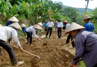 Đồng chí Bùi Văn Thịnh - Chủ tịch UBND huyện Lục Yên kiểm tra công tác làm đường giao thông nông thôn tại xã Mai Sơn