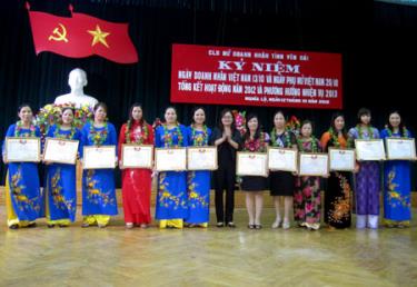 Đồng chí Nguyễn Thị Thu Hà - Chủ tịch Hội phụ nữ tỉnh tặng giấy khen cho tập thể, cá nhân đã có nhiều đóng góp trong phong trào phụ nữ và hoạt động nữ doanh nhân năm 2011 – 2012.