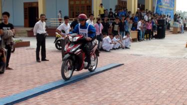 Thi “Lái xe an toàn” Tại Trường Cao đẳng nghề Yên Bái.