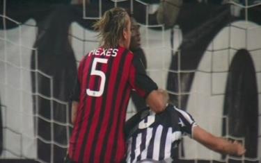 Hành vi không đẹp của Mexes bị camera quay lại..