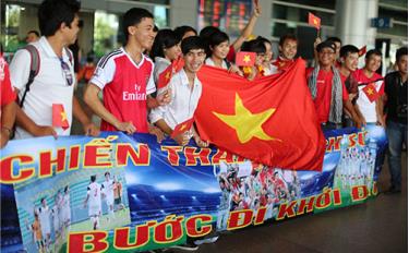 Đã có rất đông người hâm mộ ra sân bay đón những người hùng U19 Việt Nam.