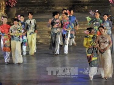 Trình diễn các bộ sưu tập áo dài lấy chủ đề từ hoa Sen tại Festival Huế 2012.