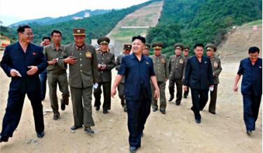 Nhà lãnh đạo Kim Jong-un và các quan chức Triều Tiên thăm công trường xây dựng khu trượt tuyết đèo Masik hồi tháng 8.