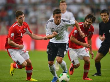 Tuyển Đức của Mesut Ozil (áo trắng) có thể là ông lớn tiếp theo giành vé dự World Cup 2014.

