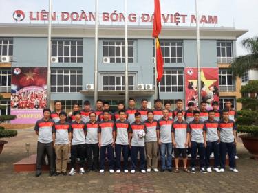Toàn đội U19 Việt Nam chụp hình với huy hiệu do gia đình Đại tướng Võ Nguyên Giáp tặng. 
