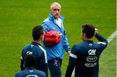 HLV Didier Deschamps trong một buổi tập của tuyển Pháp