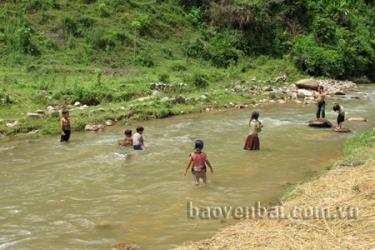 Trẻ em vùng cao vẫn thiếu kiến thức chăm sóc, bảo vệ bản thân trước mối nguy hiểm.