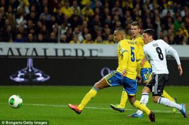 Mesut Ozil ghi bàn cho tuyển Đức ở phút 45.