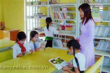 Học sinh Trường Tiểu học Bế Văn Đàn, xã Nghĩa An (thị xã Nghĩa Lộ) tham khảo tài liệu tại thư viện nhà trường.
