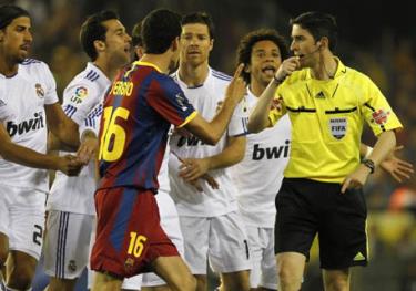 Mallenco (áo vàng) trong một trận El Clasico.