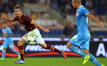 Pjanic (áo đỏ) - người hùng của Roma.