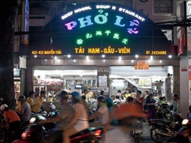 Phở Lệ (413 - 415 Nguyễn Trãi, Q.5) được đánh giá cao bởi nước dùng đậm đà và phần bò viên rất đặc biệt. 
