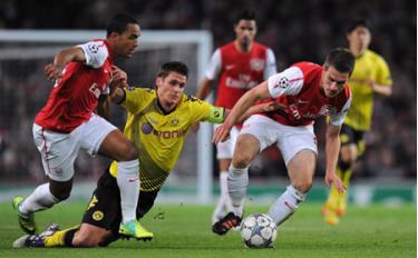 Á quân Champions League, Dortmund (áo vàng) sẽ gặp muôn vàn khó khăn tại Emirates.