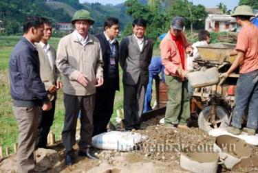 Đồng chí Lưu Văn Đoàn- Chủ tịch UBND huyện kiểm tra bê tông hóa đường giao thông nông thôn tại xã An Bình.