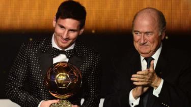 Joseph Blatter công khai ủng hộ Messi trong cuộc đua QBV năm 2013.