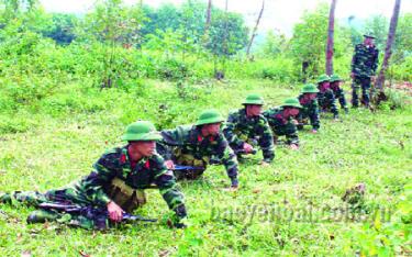 Học viên sĩ quan dự bị thực hành huấn luyện chiến đấu tại Trường Quân sự tỉnh. (Ảnh: Thanh Năm)