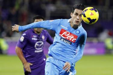 Tiền đạo Callejon của Napoli vượt qua hậu vệ Fiorentina.