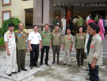 Đồng chí Trần Thế Hùng - Bí thư Huyện ủy trao đổi với các đại biểu cựu chiến binh về công tác triển khai đưa nghị quyết của Đảng vào cuộc sống.
