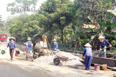 Công nhân Công ty TNHH Hiệp Phú thi công rãnh thoát nước đường Yên Bái - Khe Sang.