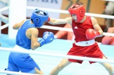 Võ sỹ Lê Thị Bằng (áo đỏ) trong trận bán kết hạng cân 48-51kg.