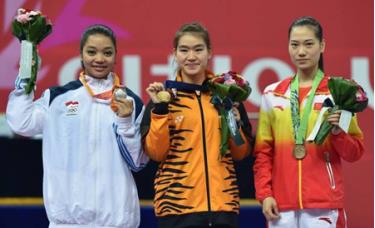 Tai Cheau Xuen (giữa) bị phát hiện dính đến doping và phải nhường HCV cho VĐV của Indonesia (áo trắng).
