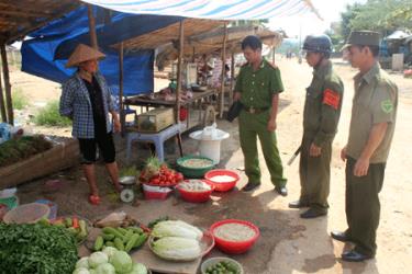 Công an xã Xuân Ái xử lý các hộ vi phạm hành lang an toàn giao thông.
