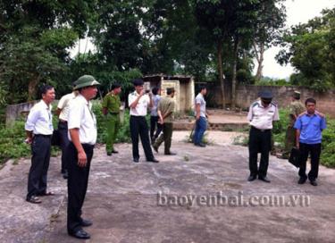 Chi cục Thi hành án dân sự huyện Trấn Yên cưỡng chế tài sản và nhà đất tại thôn 1, thị trấn Cổ Phúc.