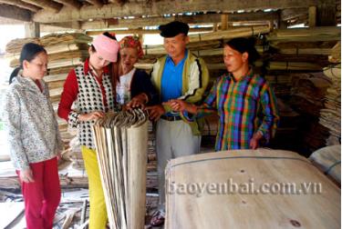 Đại tá Đặng Hồng Quân luôn nhiệt tình hướng dẫn bà con trong thôn phát triển kinh tế.