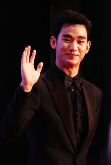 Kim Soo Hyun luôn tươi cười và vẫy tay chào các fan Nhật Bản.