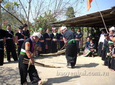 Múa khèn ngày hội.
