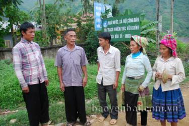 Già làng Vàng A Sứa ở thôn Sáng Pao, xã Xà Hồ thường xuyên gặp gỡ nhân dân để tuyên truyền các hương ước, quy ước của thôn.
