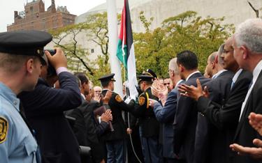Palestine lần đầu tiên được thượng cờ tại trụ sở Liên hợp quốc.
