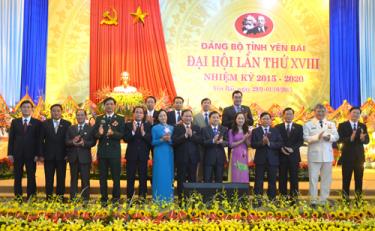 Đoàn đại biểu tỉnh Yên Bái lần thứ XVIII, nhiệm kỳ 2015 - 2020 dự Đại hội XII của Đảng ra mắt Đại hội.