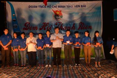 Tỉnh đoàn Yên Bái tổ chức Lễ kết nạp Đoàn cho 29 thanh niên ưu tú Trường THPT Nguyễn Trãi, thị xã Nghĩa Lộ.