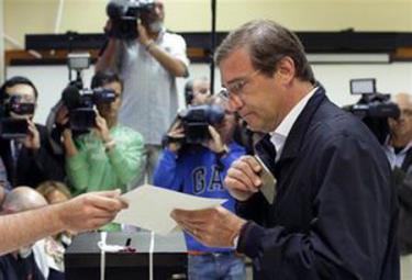 Thủ tướng Pedro Passos Coelho bỏ phiếu tại một địa điểm bầu cử ở Lisbon.