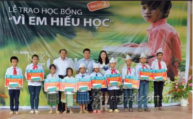 Lãnh đạo Chi nhánh Viettel Yên Bái cùng Hội Khuyến học tỉnh trao học bổng cho 10 em học sinh nghèo có hoàn cảnh khó khăn trên địa bàn xã Cát Thịnh.
