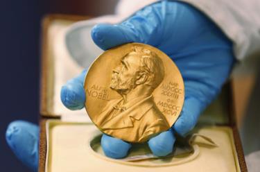 Giải Nobel trị giá khoảng 960. 000 USD.