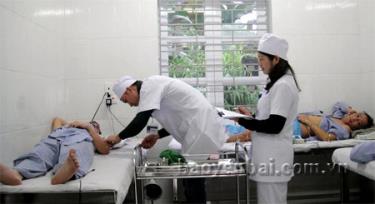 Thăm khám, điều trị bằng y học cổ truyền tại Bệnh viện Y học cổ truyền tỉnh.
