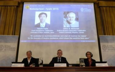 2 nhà khoa học đoạt giải Nobel Vật Lý.