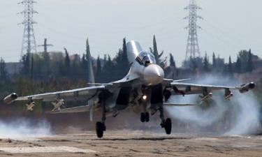 Một máy bay chiến đấu Sukhoi Su-30 của Nga hạ cánh xuống căn cứ Hmeymim ở Syria.