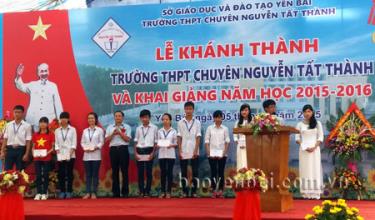 Ông Trần Văn Tho - Phó chủ tịch Thường trực Hội Khuyến học tỉnh trao học bổng của Quỹ Khuyến học tỉnh cho các em học sinh Trường THPT Chuyên Nguyễn Tất Thành.