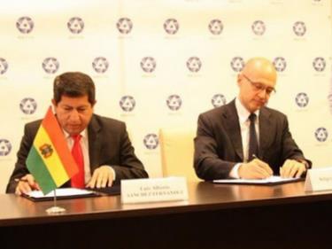 Tổng giám đốc Rosatom Sergey Kirienko và Bộ trưởng Khí đốt và Năng lượng của Bolivia Luis Alberto Sanchez ký thỏa thuận.