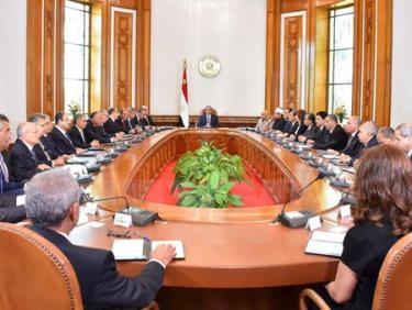 Tổng thống Ai Cập Abdel Fattah al-Sisi (giữa)i và các thành viên nội các mới tại Cairo ngày 19/9.
