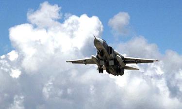 Một chiếc Su-24 cất cánh từ căn cứ ở Latakia, Syria, để không kích Nhà nước Hồi giáo.